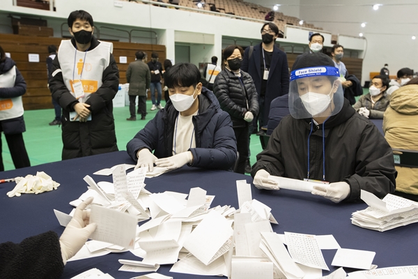 Foto - Güney Koreliler seçim için sandık başında