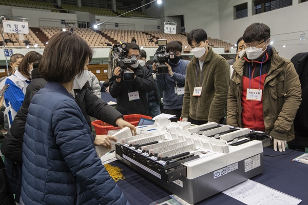 Foto - Güney Koreliler seçim için sandık başında