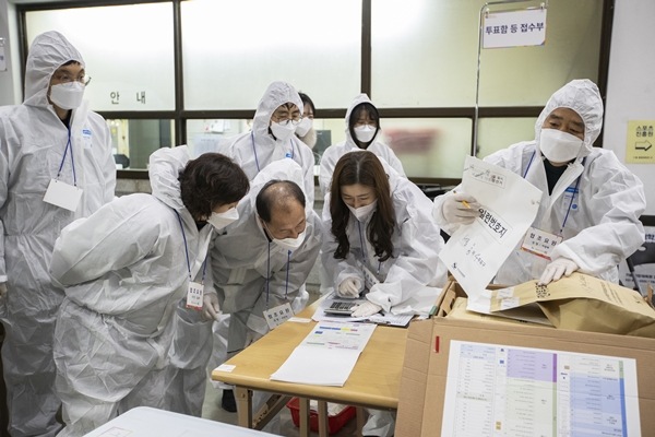 Güney Koreliler seçim için sandık başında