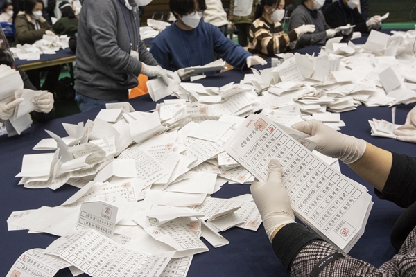 Foto - Güney Koreliler seçim için sandık başında