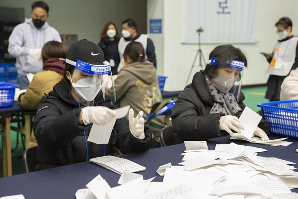 Foto - Güney Koreliler seçim için sandık başında