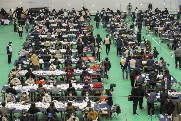 Foto - Güney Koreliler seçim için sandık başında