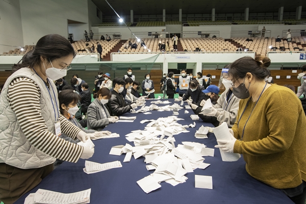 Foto - Güney Koreliler seçim için sandık başında