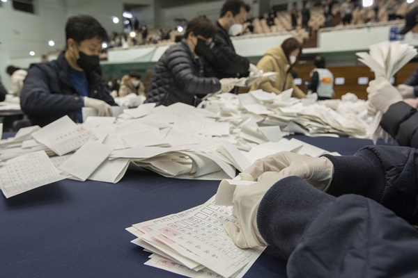 Foto - Güney Koreliler seçim için sandık başında