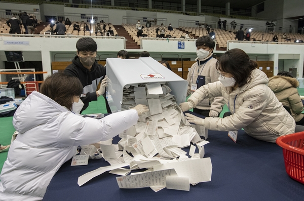 Foto - Güney Koreliler seçim için sandık başında