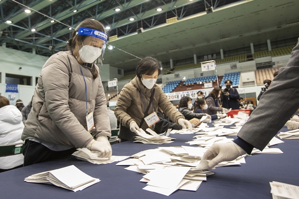 Foto - Güney Koreliler seçim için sandık başında