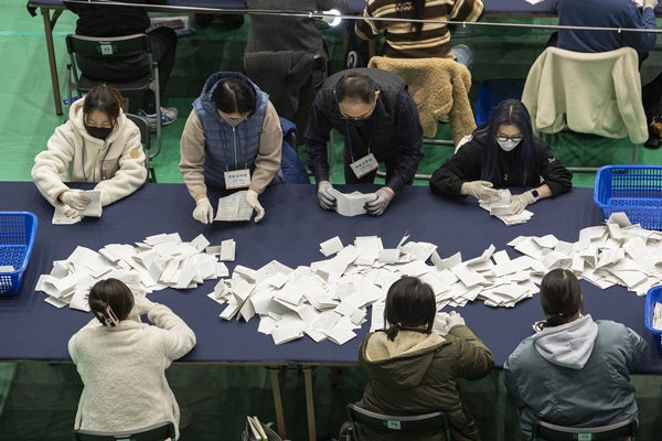 Foto - Güney Koreliler seçim için sandık başında
