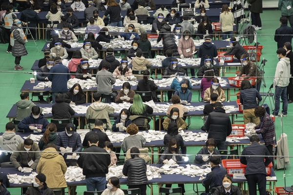 Foto - Güney Koreliler seçim için sandık başında