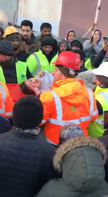 Foto - Günler sonra enkazda ulaşılan 13 yaşındaki Enes'in ilk sözü: Çok kötüyüm