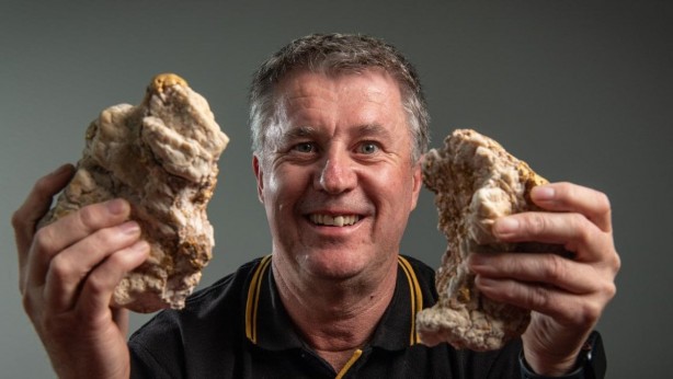 Foto - Günlerce dağ bayır dolaştı, sonunda külçe külçe altın buldu! "Bölgede 2 milyon kilo daha var" iddiası: Defineciler oraya akın etti 