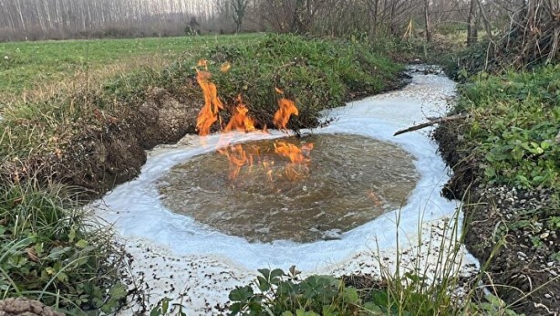 Foto - Günlerdir alev alev yanan suyun sırrı ortaya çıktı!