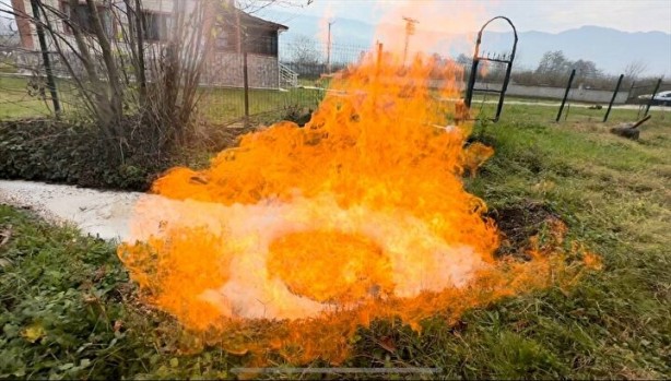Foto - Günlerdir alev alev yanan suyun sırrı ortaya çıktı!