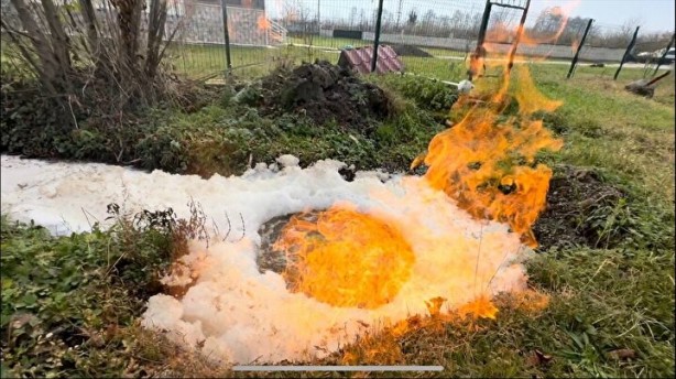 Foto - Günlerdir alev alev yanan suyun sırrı ortaya çıktı!