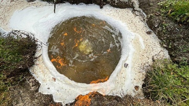 Foto - Günlerdir alev alev yanan suyun sırrı ortaya çıktı!