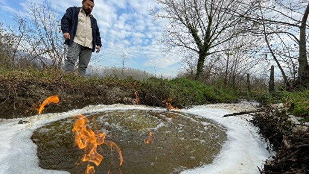 Foto - Günlerdir alev alev yanan suyun sırrı ortaya çıktı!