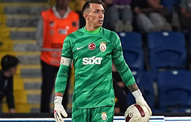 Foto - Günlerdir merak ediliyordu ne yapacağı! Muslera'nın ceza umurunda değil ki... Adam başka alemde!