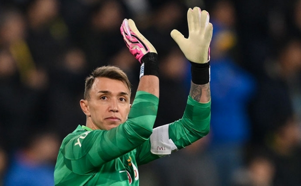 Günlerdir merak ediliyordu ne yapacağı! Muslera'nın ceza umurunda değil ki... Adam başka alemde!