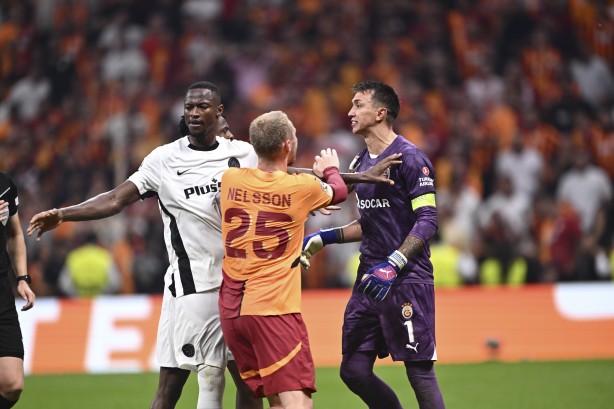 Foto - Günlerdir merak ediliyordu ne yapacağı! Muslera'nın ceza umurunda değil ki... Adam başka alemde!