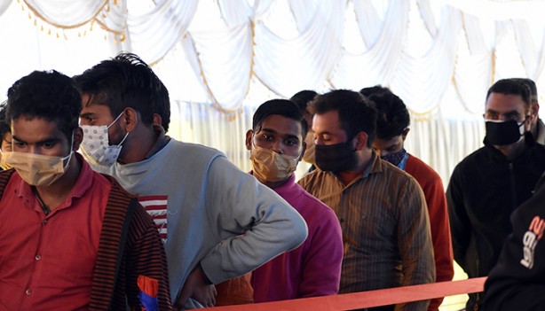 Günlük vaka sayısının 295 bini geçtiği ülkede halk aşı merkezine koştu