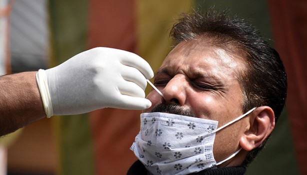 Foto - Günlük vaka sayısının 295 bini geçtiği ülkede halk aşı merkezine koştu