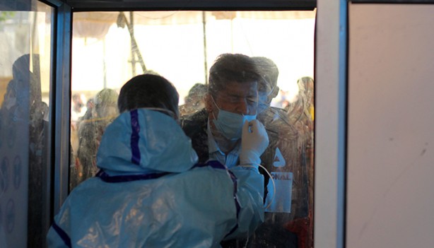 Foto - Günlük vaka sayısının 295 bini geçtiği ülkede halk aşı merkezine koştu