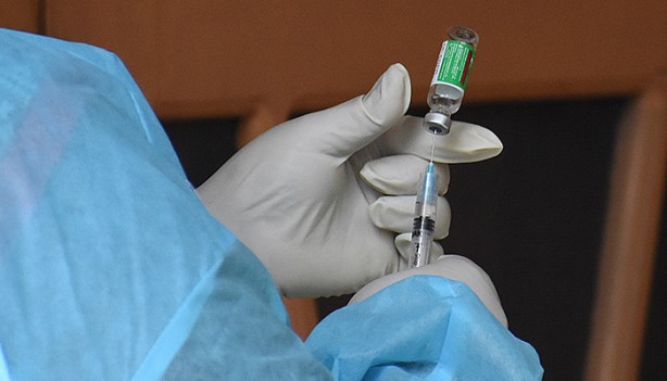 Foto - Günlük vaka sayısının 295 bini geçtiği ülkede halk aşı merkezine koştu