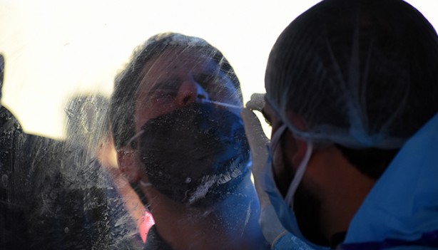 Foto - Günlük vaka sayısının 295 bini geçtiği ülkede halk aşı merkezine koştu