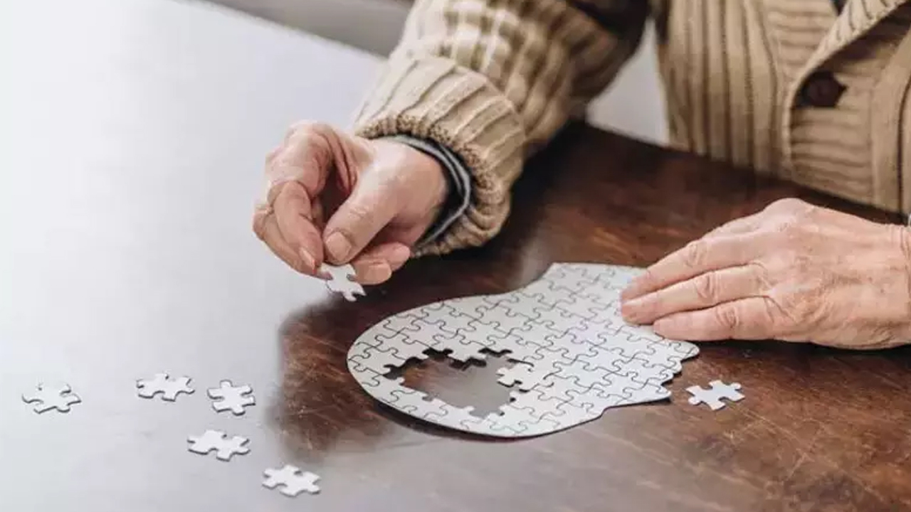  Günümüzün en sinsi salgını! Uzmanı umut veren gelişmeyi açıkladı: Alzheimer’ı artık yıllar öncesinden fark edin!