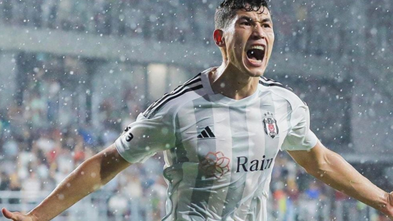 Günün fıkra haberi de bizden olsun! Şaka gibi yahu... Biz Türkler futbolcudan anlamıyoruz kesin!