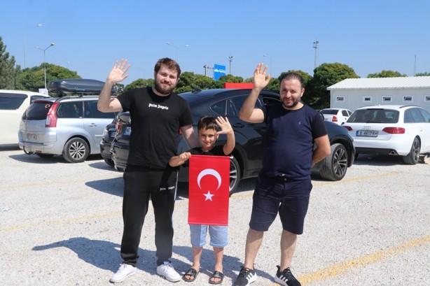 Gurbetçiler Kapıkule'den Türkiye'ye sevinçle giriyor