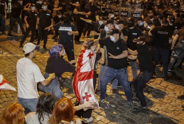 Foto - Gürcistan'da halk 'yabancı etkinin şeffaflığı' yasa tasarısına sert tepki gösterdi... Kıyamet gibi görüntüler