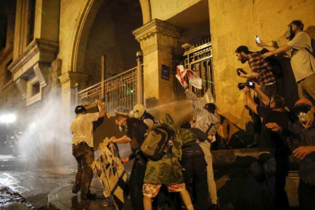 Foto - Gürcistan'da halk 'yabancı etkinin şeffaflığı' yasa tasarısına sert tepki gösterdi... Kıyamet gibi görüntüler