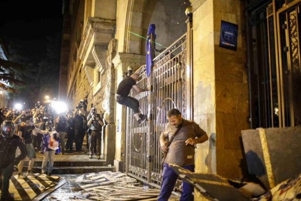 Foto - Gürcistan'da halk 'yabancı etkinin şeffaflığı' yasa tasarısına sert tepki gösterdi... Kıyamet gibi görüntüler