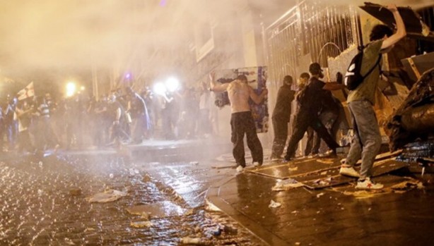 Gürcistan'da halk 'yabancı etkinin şeffaflığı' yasa tasarısına sert tepki gösterdi... Kıyamet gibi görüntüler