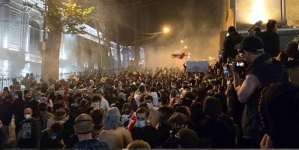 Foto - Gürcistan'da halk 'yabancı etkinin şeffaflığı' yasa tasarısına sert tepki gösterdi... Kıyamet gibi görüntüler