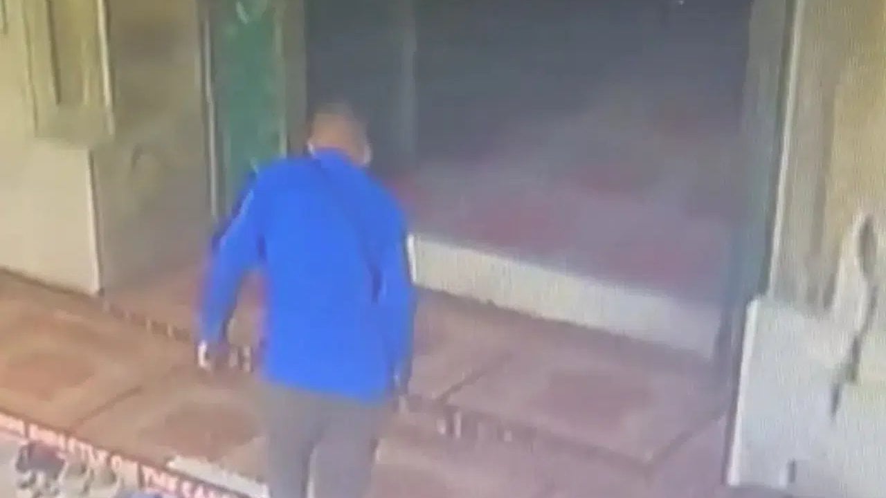 Güvenlik kamerasına saniye saniye yansıdı! Namaz kılarken başına gelene inanamadı