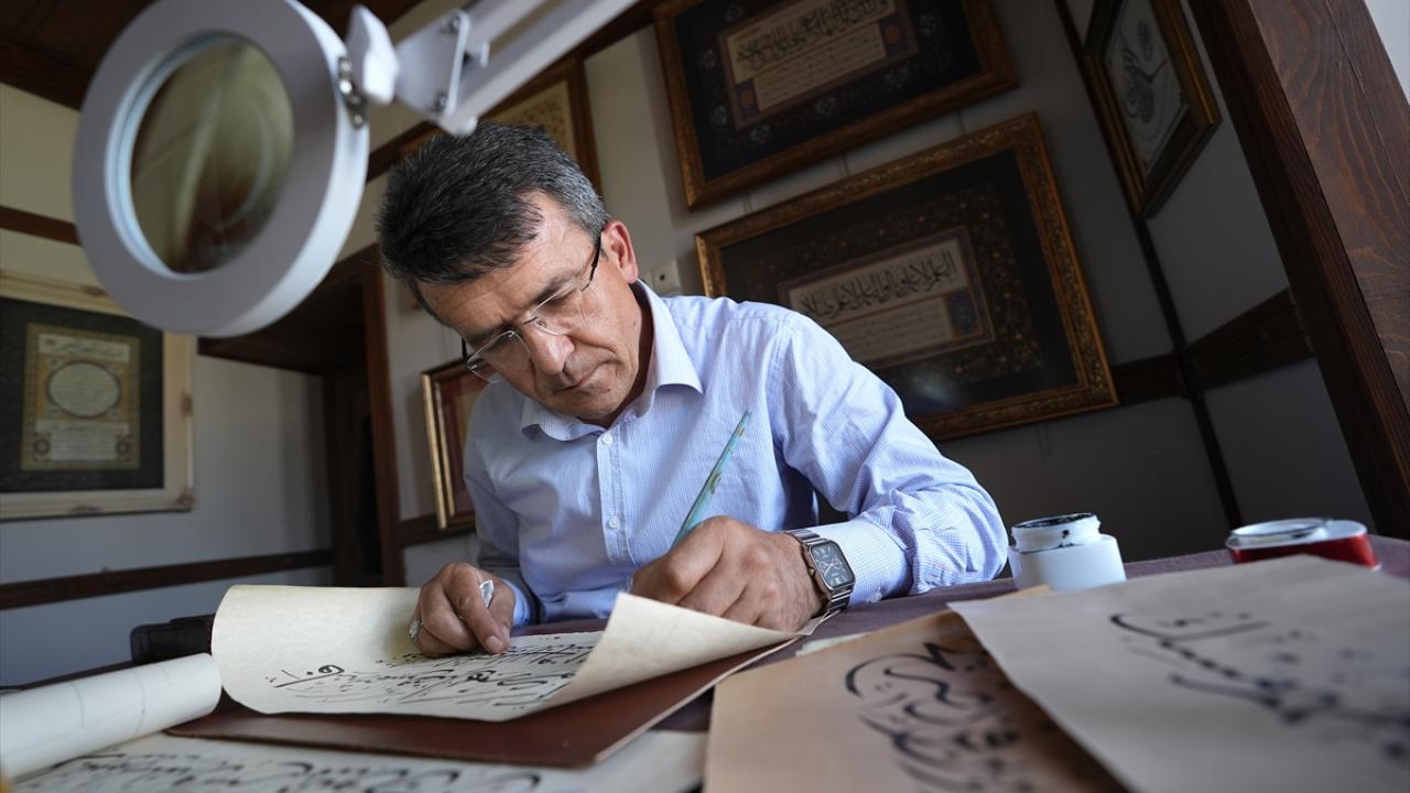 Güvenlik kulübesinde izlediği TRT belgeselinden çok etkilendi! O şimdi hattat oldu