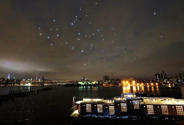 Foto - Güvercinlere LED ışık takıp gökyüzüne saldı