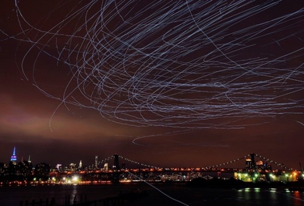 Foto - Güvercinlere LED ışık takıp gökyüzüne saldı