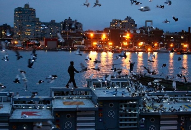 Foto - Güvercinlere LED ışık takıp gökyüzüne saldı