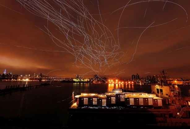 Foto - Güvercinlere LED ışık takıp gökyüzüne saldı