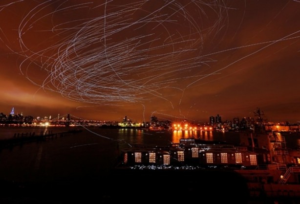 Güvercinlere LED ışık takıp gökyüzüne saldı