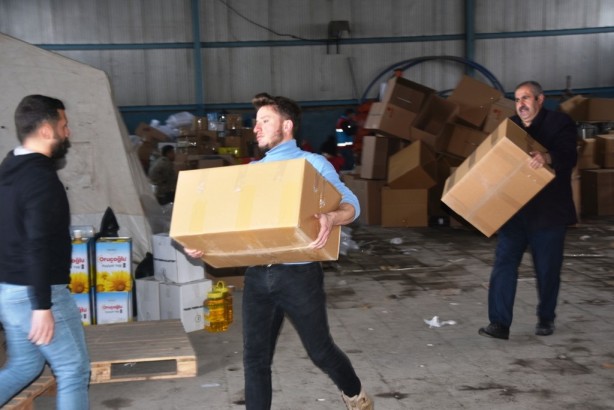 Foto - Güzel insanlar deprem bölgesine 120 tır yardım gönderdi