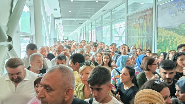 Foto - Haberi duyar duymaz koştular! Sınır kapısında vergi̇ zammı i̇zdi̇hamı