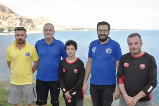 Foto - Haç işareti ve Kayı tamgası: Van Gölü'ndeki gizemli taşlar... 'Nuh Tufanı'nın burada olduğunu kanıtlıyor'