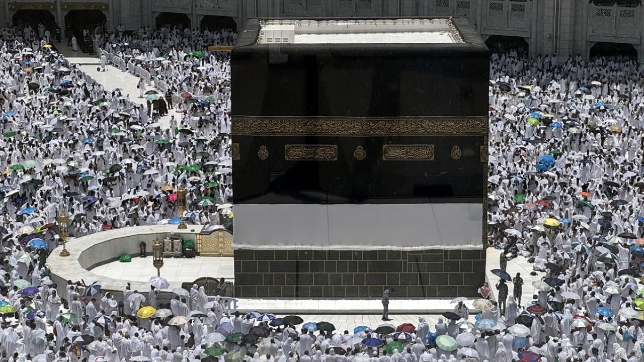 Hacı adayları Kurban Bayramı öncesi son cuma namazını Kabe'de kıldı