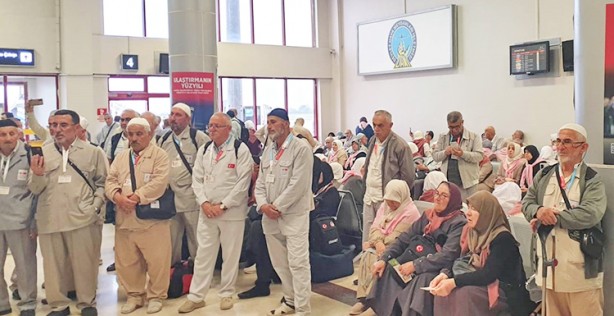 Foto - Hacı adaylarımızı sevinç gözyaşlarımızla uğurluyoruz: Kalpler Kâbe için atıyor