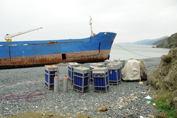 Hacizli gemileri parçalamaya çalışırken suçüstü yakalandılar