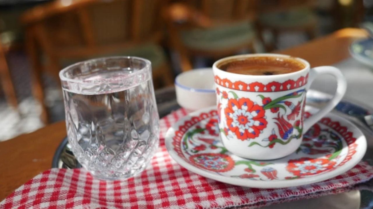 Hadi kahve içelim hayal mi oluyo? Dışarıda kahve fiyatları uçtu!
