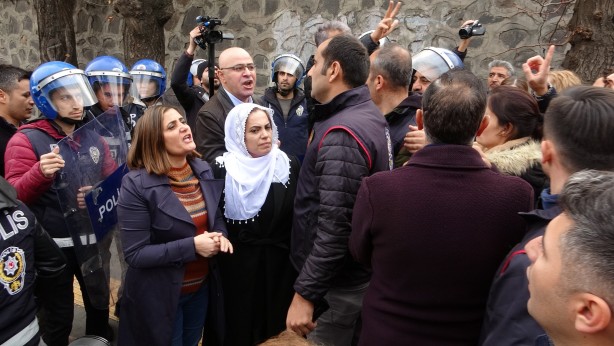 Foto - Hadsiz HDP'li vekilden Türk polisine 'Öcalan' tehdidi! Milletin mi PKK'nın mı vekilisin?